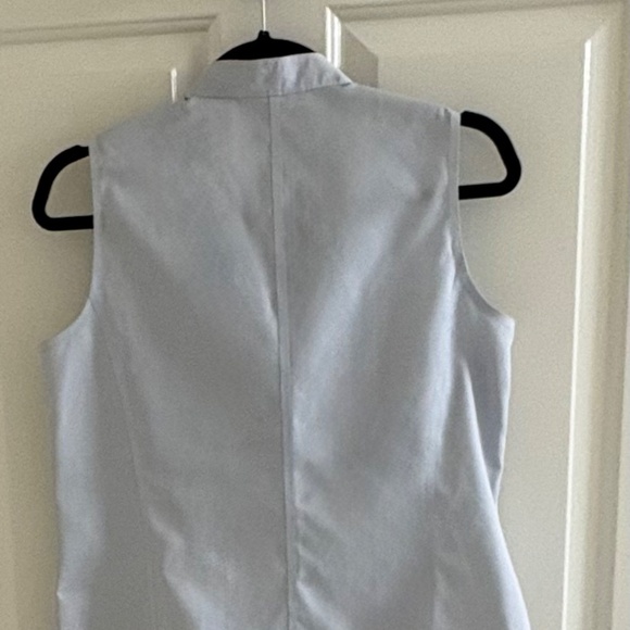 Jones New York Sleeveless Button-Up Blouse | Light Blue - Size 8 - Picture 4 of 5